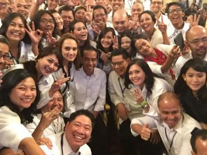 President Joko Widodo’s first selfie at the palace, taken with campaign volunteers (Credit: Wall Street Journal).